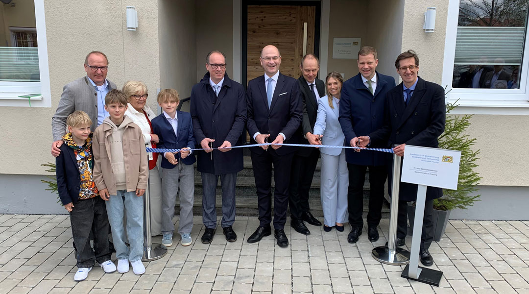 Personen stehen für ein Gruppenbild aufgereiht 